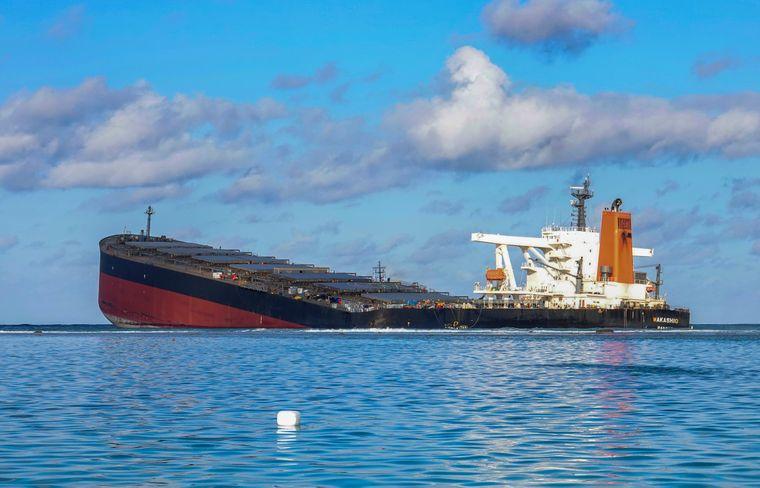 Тонни нафти розтікаються морем: в Індійському океані танкер розколовся навпіл