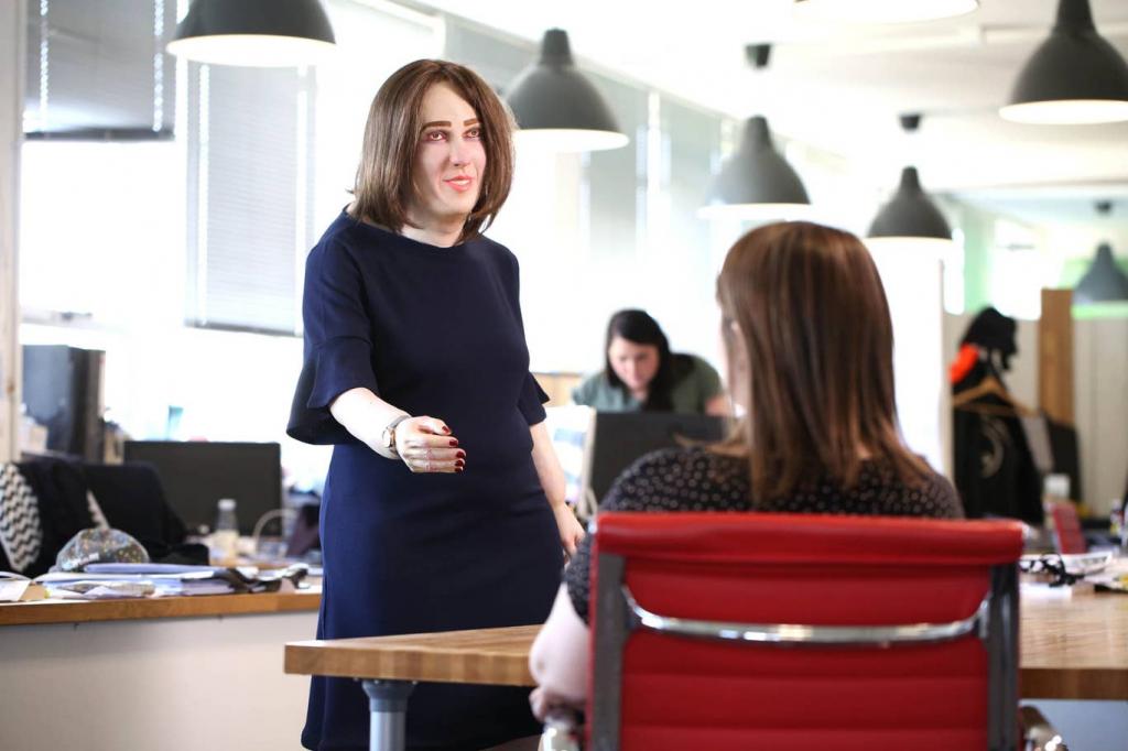 Знайомтеся – це Емма – офісний працівник майбутнього.