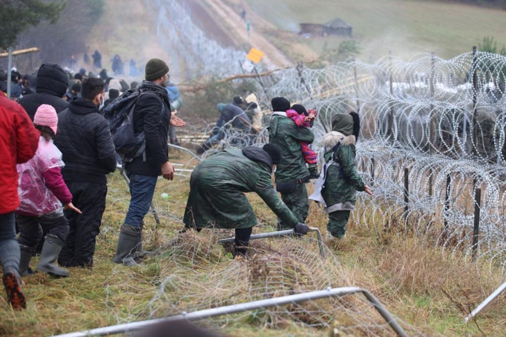 КРІЗЬ КОРДОН